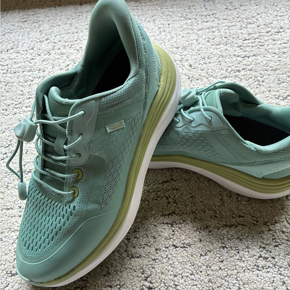 Sleek Green Sneakers with Breathable Mesh and Cushioned Midsole